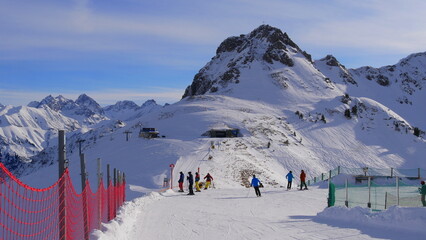 Skifahrer auf der Piste mit Blick zur Kanzelwand