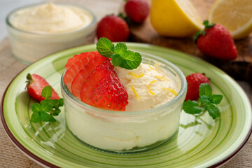 Lemon lemon mousse with strawberries.