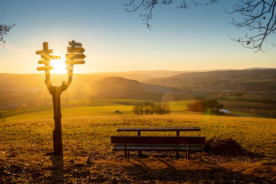 Blick auf Schmalkalden mit Wegweiser vom Kohlberg