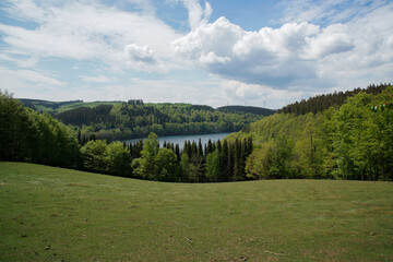 Landschaft mit See