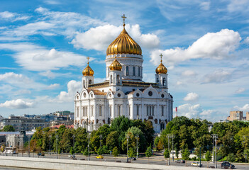 Fototapeta na wymiar Cathedral of Christ the Savior (Khram Khrista Spasitelya) and Moskva river, Moscow, Russia