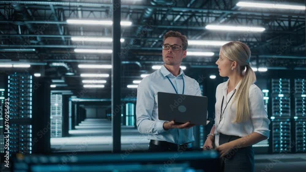 Aufkleber Information Technology Specialist and Data Center Administrator Working on Personal Computer, Monitoring Web Services, Cloud Computing, Analytics Facility, Performing Maintenance and Cyber Security