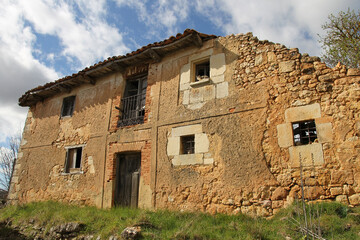 Fototapeta na wymiar An abandoned house in Colmenares de Ojeda, north of Palencia, Spain