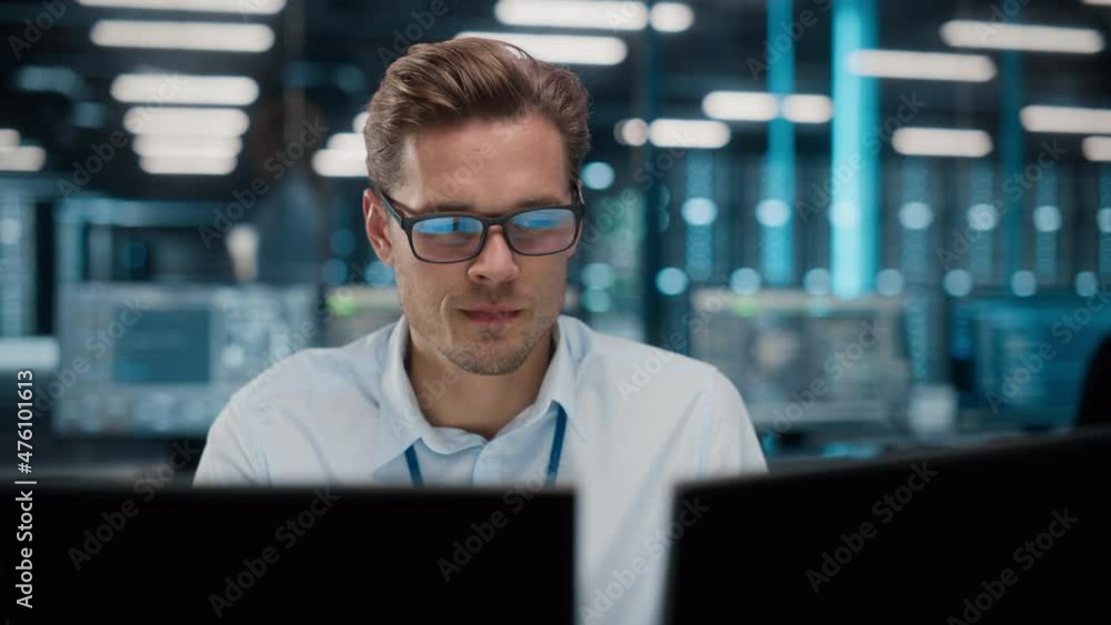 Fototapete High-Tech Data Center Server Control: IT Specialist Administrator Working on Computer, Screen Showing Advancing Big Data AI Analysis. Web Services, Cloud Computing, Analytics Facility, Cyber Security