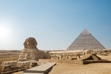 Fototapeta na wymiar Landscape of the Sphinx in front of the pyramids of Giza, egypt