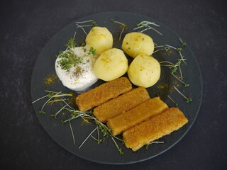 Fischstäbchen mit Kartoffeln und Dipp