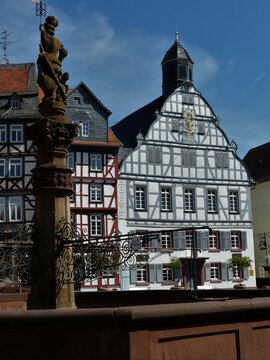 Marktbrunnen und H&auml;user am Marktplatz in Butzbach / Wetterau