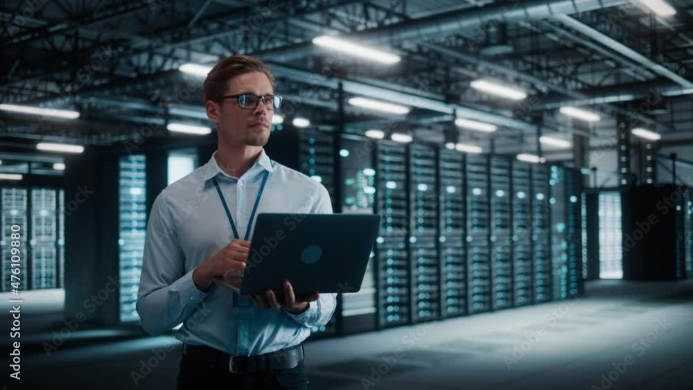 Fototapete Big Data Center Chief Technology Officer Using Laptop Computer. Server Farm Cloud Computing Facility with System Administrator Working. Software as Solution and Cloud Computing with Cyber Security