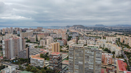 Vista aérea de edificios de apartamentos con urbanización de Playa de San Juan en Alicante
