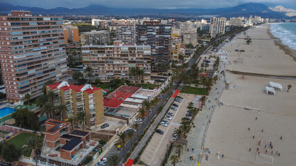 Vistas Aéreas de Playa de San Juan en Alicante en un día nublado de diciembre
