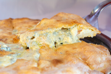 tarta rellena de queso azul derretico