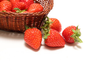 白バックの籠にいれたイチゴ