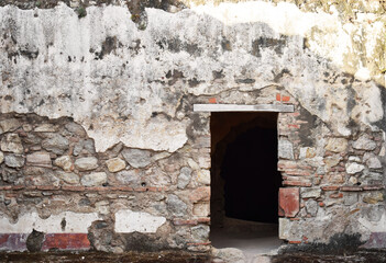Puerta Antigua en una pared de piedra y ladrillo. Ruinas de la Iglesia y Convento de la Recolección en Antigua Guatemala.