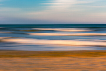 Obraz premium Beach landscape with blurred panning motion effect. Copy Space.
