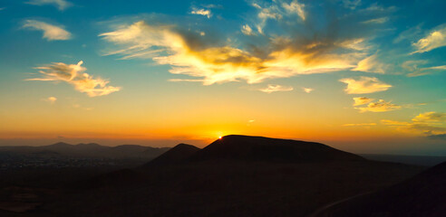 Fototapeta na wymiar Beautiful panoramic sunset over volcan Calderon Hondo volcano Fuerteventura