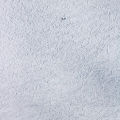 piste de ski avec nombreuses traces de ski mais vide avec un seul skieur