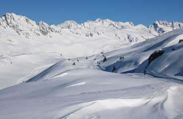 Fototapeta na wymiar paysage alpin en hiver , paysage sous la neige de la station de ski de l'Alpe d'huez en Isère dans le massif des Grandes Rousses, au-dessus de l'Oisans