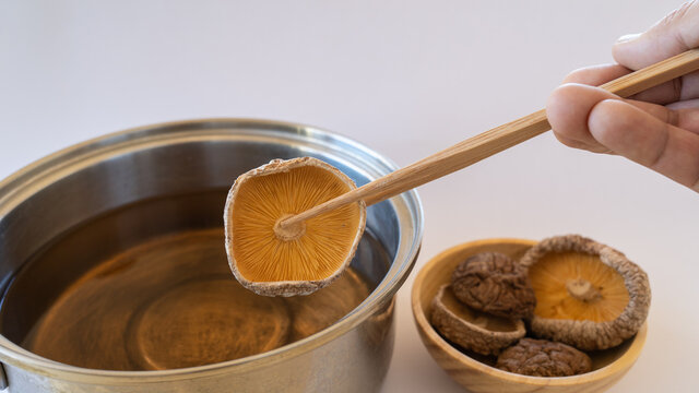 干し椎茸のだし&rdquo;Shiitake soup stock"
