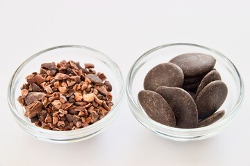 ガラスボウルに入ったカカオニブとカカオマス