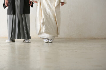 和装の新郎新婦の下半身を白背景の室内で撮影