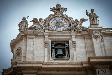 ciudad del Vaticano con la iglesia de San Pedro en Roma	
