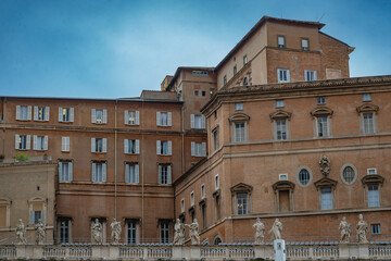 ciudad del Vaticano con la iglesia de San Pedro en Roma	