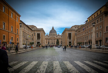 ciudad del Vaticano con la iglesia de San Pedro en Roma	