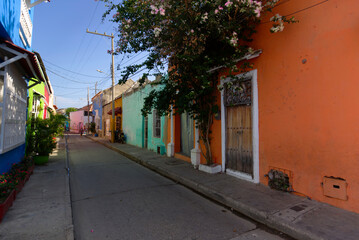 Fototapeta na wymiar Alley in the colorful old town of Cartagena, Colombia
