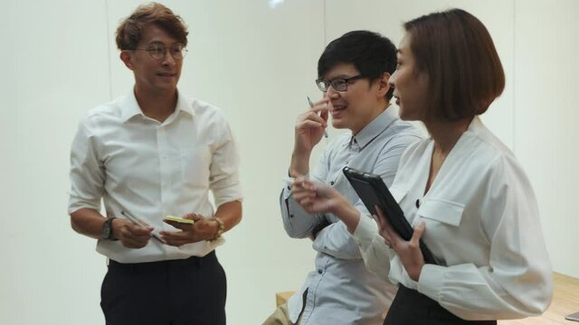 Leader proposing problem solution strategy to coworkers