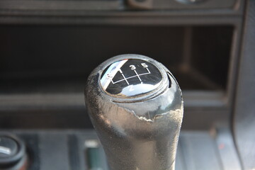 Abgenutzter Schaltknauf im Auto eines BMW e36 3er mit M-Streifen oder M-Logo