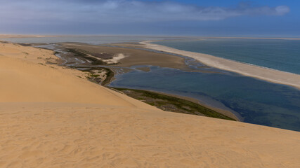 Übergang von den Sanddünen der Namibwüste in den Atlantik bei Walvis Bay