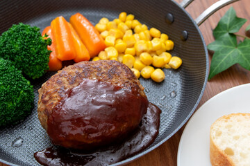 ハンバーグと野菜の盛り合わせ