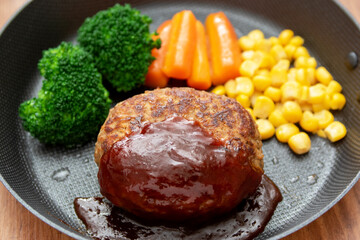 ハンバーグと野菜の盛り合わせ