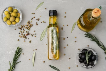 Fotobehang Glazen fles met olijfolie op grijze achtergrond © fotofabrika