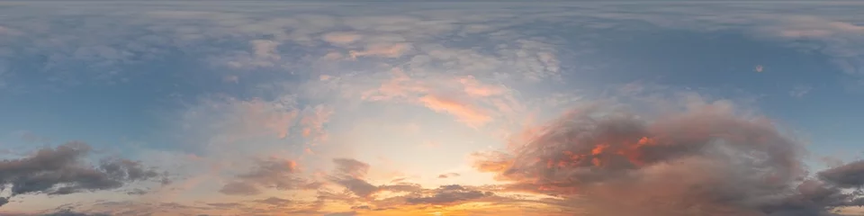 Fotobehang Het donkerblauwe panorama van de zonsonderganghemel met Cirruswolken. Naadloze hdr-pano in bolvormig, rechthoekig formaat. Compleet zenit voor 3D-visualisatie, game- en luchtvervanging voor luchtdrone 360-panorama& 39 s. © panophotograph