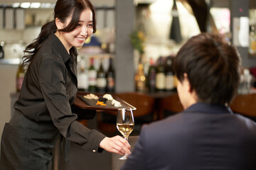 レストランでサービスをするアジア人の女性	
