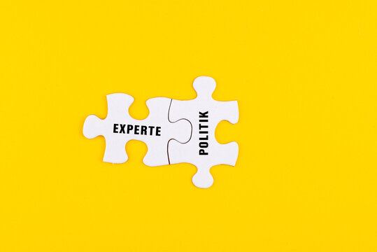 Puzzle mit den Schlagworten Experte und Politik auf gelben Hintergrund