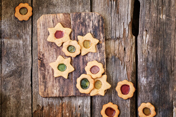 christmas linzer cookies with spices ion a wooden board
