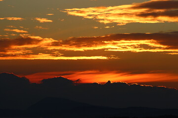 Alba con nuvole