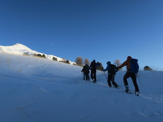 Ski de randonn&eacute;e alpinisme dans les montagnes des Alpes l'hiver dans la neige avec un groupe de skieurs aguerris