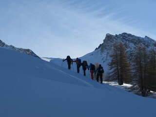 Ski de randonn&eacute;e alpinisme dans les montagnes des Alpes l'hiver dans la neige avec un groupe de skieurs aguerris