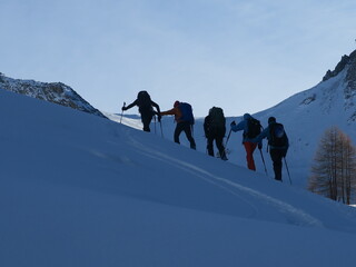 Ski de randonnée alpinisme dans les montagnes des Alpes l'hiver dans la neige avec un groupe de skieurs aguerris