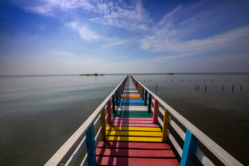 Obraz premium Rainbow wooden bridge, seaside attraction, Samut Sakhon, Thailand.