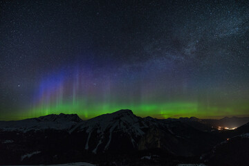 Fototapeta na wymiar Beautiful green aurora dancing over Mt. Borgeau, Banff, Canada