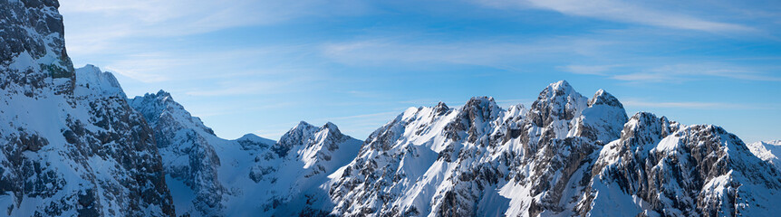 prachtig uitzicht vanaf het Alpspix-platform winterse toppen, berglandschap bij Garmisch