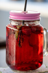 Rote Limonade im Glas mit Strohhalm