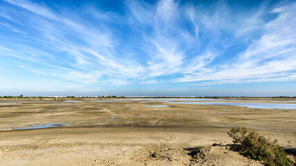 Les salins d'Aigues Mortes où le sel et la terre se conjuguent avec les nuages du ciel formant des lacets, des entrelacs comme les réseaux lagunaires des étangs salins.