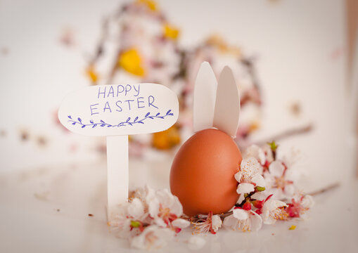 Background image with Easter cakes and eggs