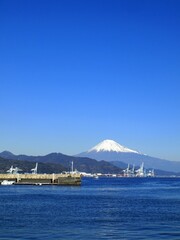 ＜静岡　清水＞清水港からみた富士山