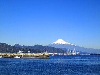＜静岡　清水＞清水港からみた富士山